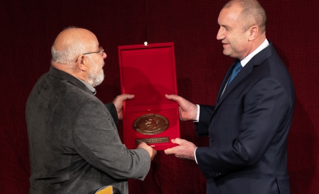 Държавният глава връчи годишната награда за духовен принос Иван Вазов