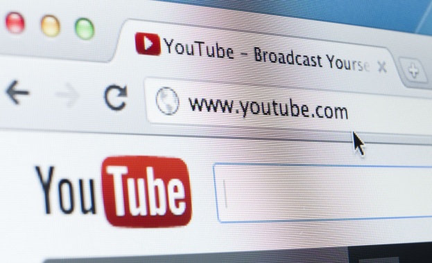 Абонати на платената услуга YouTube Premium ще могат да свалят