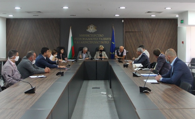 На среща в МРРБ министър Виолета Комитова и нейният екип