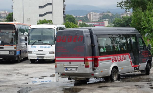 Автобусните и таксиметрови превозвачи отложиха насрочения си за днес протест