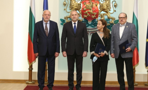 Президентът Румен Радев връчи почетния знак на държавния глава на