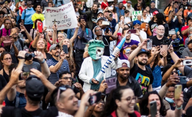 От понеделник болниците в Ню Йорк започнаха да уволняват или