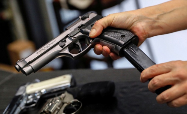 Мъртъв мъж който е прострелян в главата е открит около