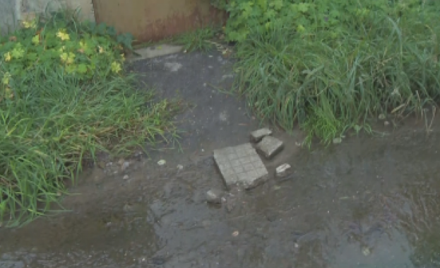 Отпадни води заливат къщи във вилна зона в София