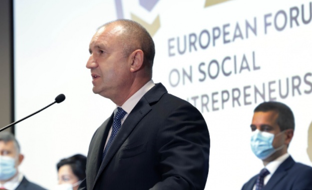 Според президента Румен Радев ситуацията около заседналия край Каварна кораб