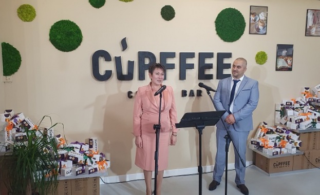 Министър Везиева откри първата иновативна фабрика в Европа за производство на биоразградими чаши за кафе