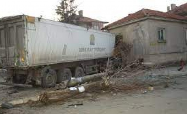 Пореден инцидент с камион на опасен участък в стана вчера