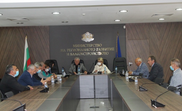 Министърът на регионалното развитие и благоустройството Виолета Комитова и нейният
