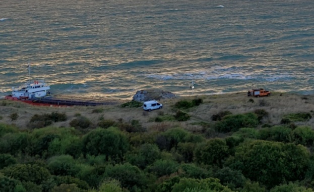 Акцията по разтоварването и изтеглянето на заседналия край Каварна кораб