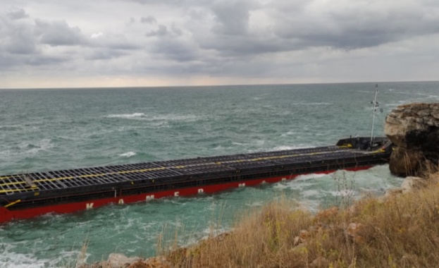 Корабът Вера Су вече потъва след като хамбарът е започнал