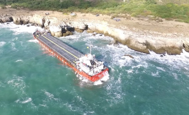 Операцията по спасяване на заседналия край Камен бряг кораб Вера