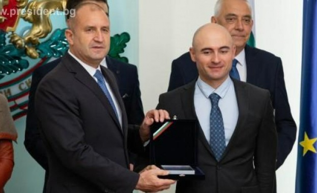 Държавният глава Румен Радев приветства днес на церемония в Гербовата