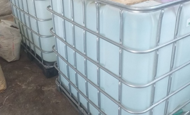 Митнически служители задържаха близо 9000 литра спирт водка и ракия