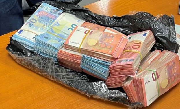Недекларирана валута откриха митничари на ГКПП „Калотина“