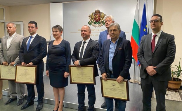 Министърът на икономиката Даниела Везиева връчи три сертификата за инвестиция