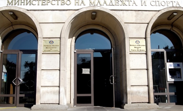 Новата програма е за кадрово осигуряване на спортните клубове Министерството