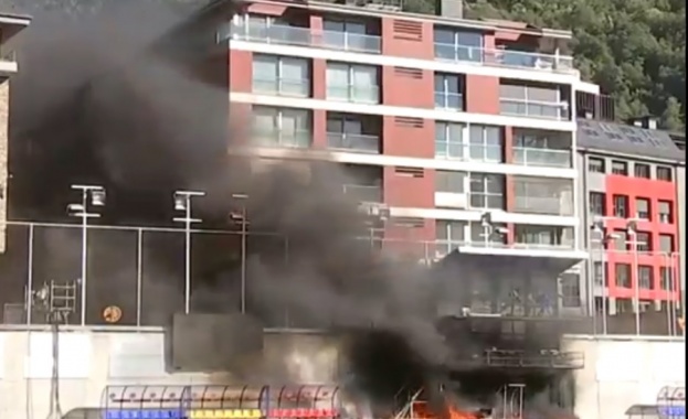 Пожар избухна снощи на националния стадион в държавата джудже Андора само