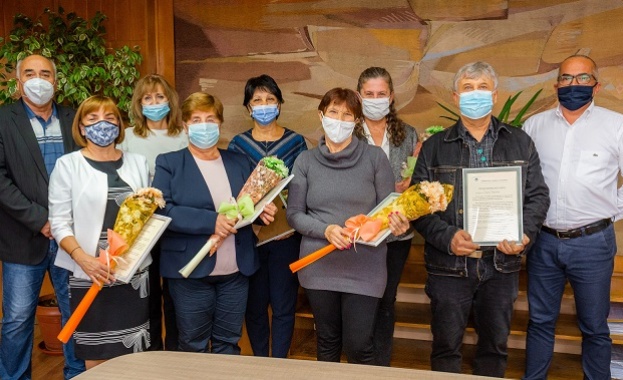 Осем служители на Националната агенция за приходите в Хасково бяха