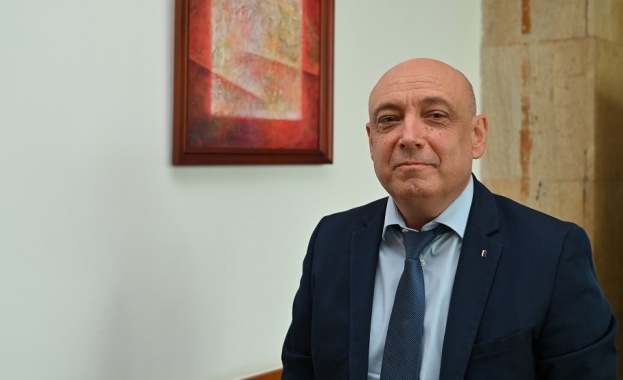 Проф д ик н Николай Неновски е член на Управителния съвет на