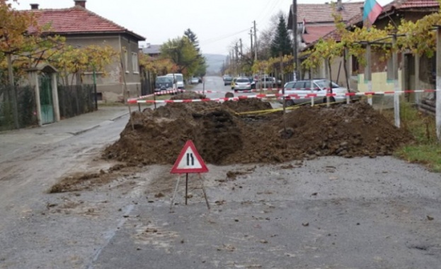 Опасен изкоп застрашава къща в Сливен