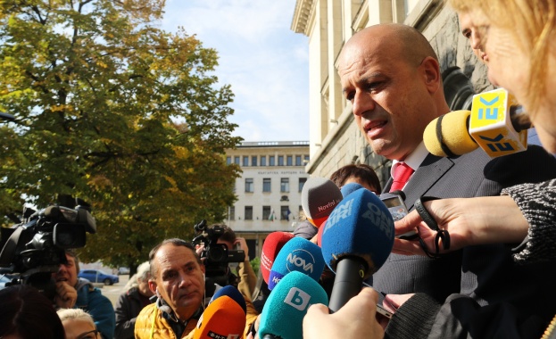 Призовавам всички колеги да подходят отговорно към проблемите на страната