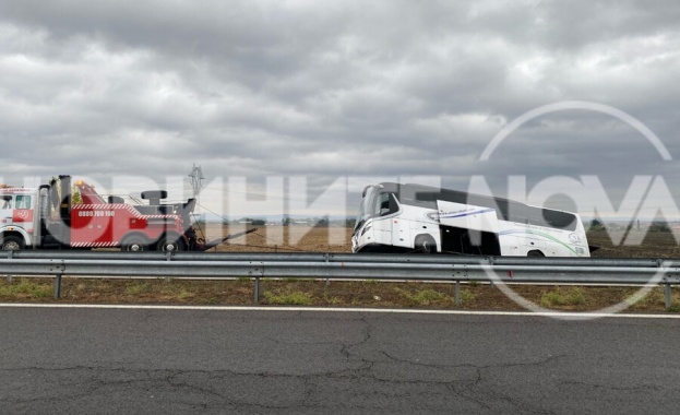 Автобус с 20 пътници катастрофира на магистрала Тракия Инцидентът е
