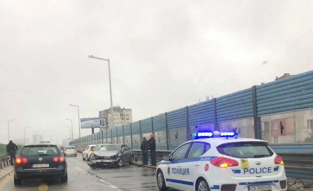 Инцидентът е между три автомобила Катастрофа е станала в София