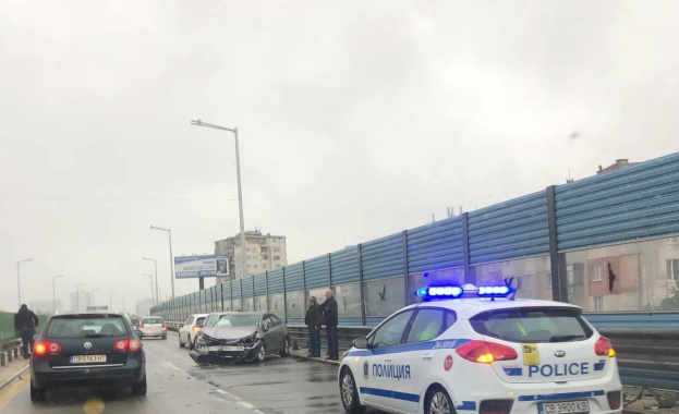 Инцидентът е между три автомобила Катастрофа е станала в София