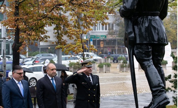 Хората със сини пагони не само пазят и развиват богатите