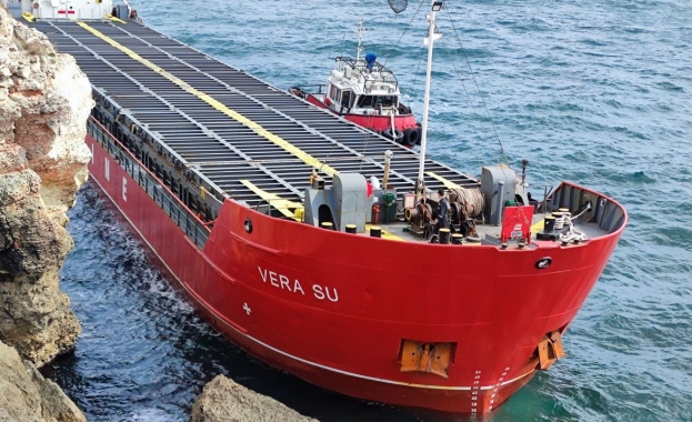 Разтоварването на азотни торове от заседналия край Камен бряг кораб