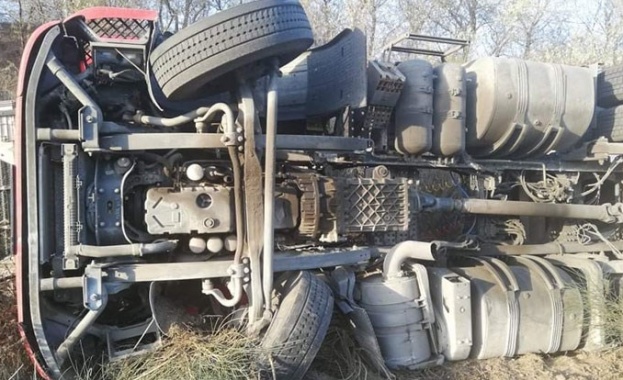 Временно е затруднено движението при км 153 на път I 1