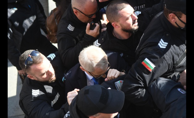 По информация на NOVA той е бил ударен с юмрук