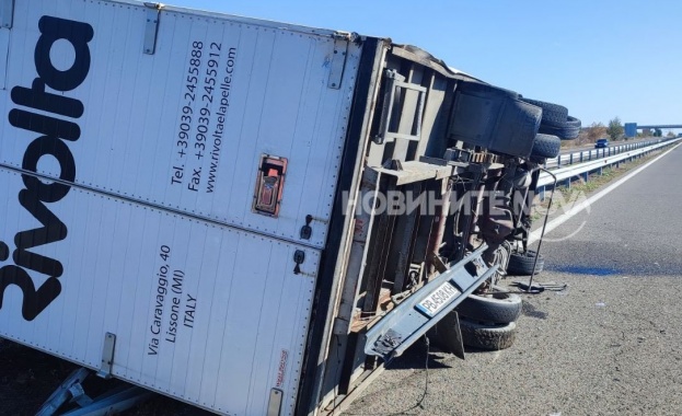 Два товарни автомобила са катастрофирали по пътя София Варна