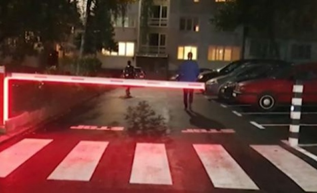 Съкооператори монтираха бариера и превърнаха пространството пред блока си в