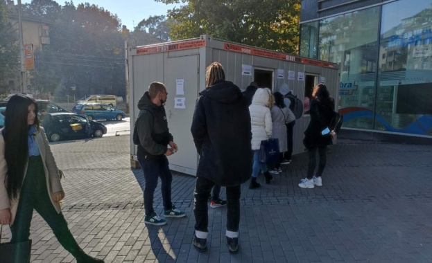 Пред някои от столичните молове се извиха дълги опашки от