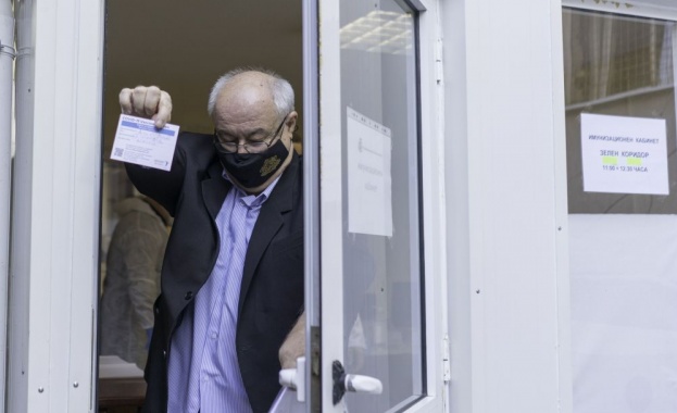 Министърът на околната среда и водите Асен Личев се ваксинира