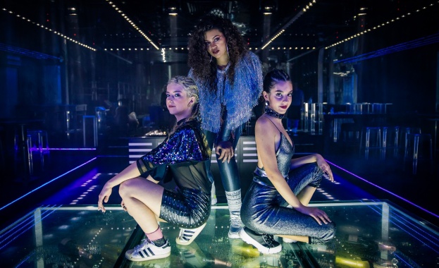 Факт е третият сингъл Неон от предстоящия албум на VIVA