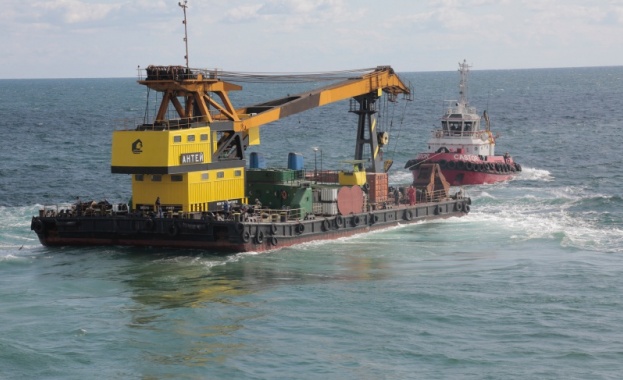 Същинската операция по разтоварването на кораба Вера Су все още