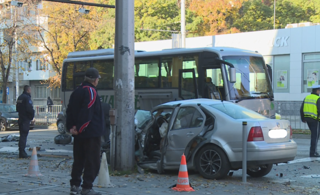 2 автобуса се блъснаха в София, има пострадали, сред които и две деца