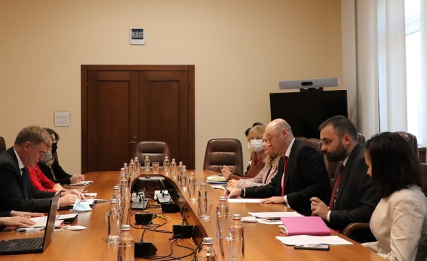 Министърът на финансите Валери Белчев и заместник-министърът на финансите Моника