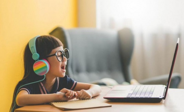 Децата остават почти тройно по дълго от препоръчаното време пред екраните