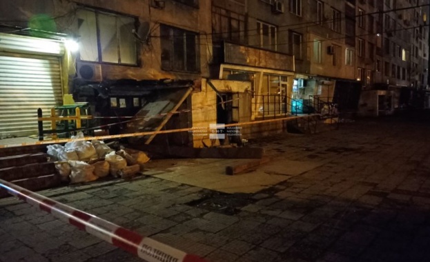 Козирка на жилищен блок се срути в квартал Сухата река