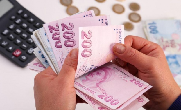 Стойността на турската лира падна до рекордни нива след като