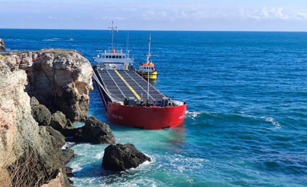 Заседналият в скалите на Камен бряг товарен кораб Вера Су