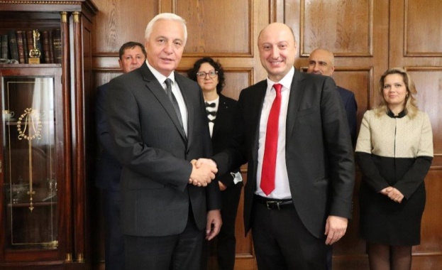 Министърът на финансите Валери Белчев и председателят на Сметната палата
