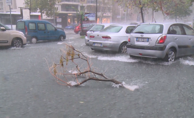 Най малко двама души загинаха в Италия след преминаването на циклонна
