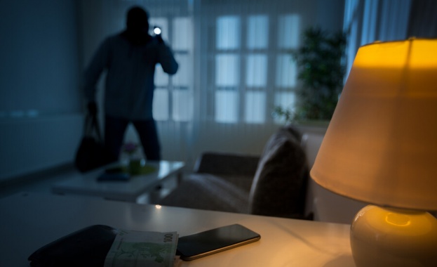 Около 250 000 лева са откраднати от частен дом в