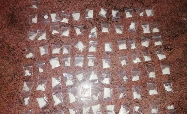 Двама души са задържани за незаконна търговия с наркотици в