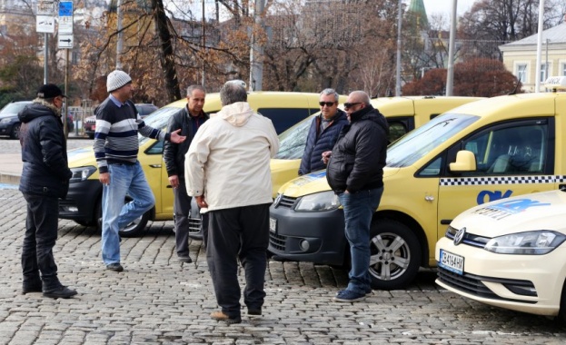 Протест на таксиметрови шофьори от София се провежда пред Столичната