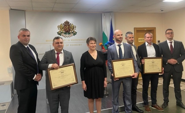  Министър Везиева връчи два сертификата за насърчаване на инвестициите на стойност близо 11 млн. лв. 